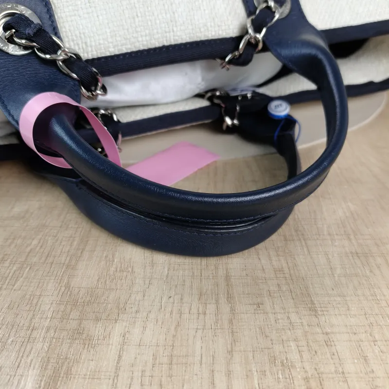 Chanel Shoulder Bag White One Size 39 × 19 × 29 cm 23 — detail view 4 of 11
