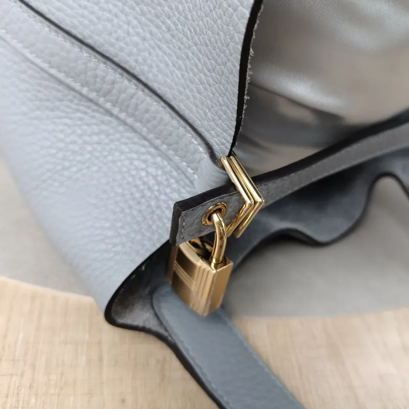 Hermès Top Handle Bag Picotin Lock 22 22 Taurillon Clemence TC Calfskin Medium 22 × 17 × 21 cm W — detail view 2 of 12