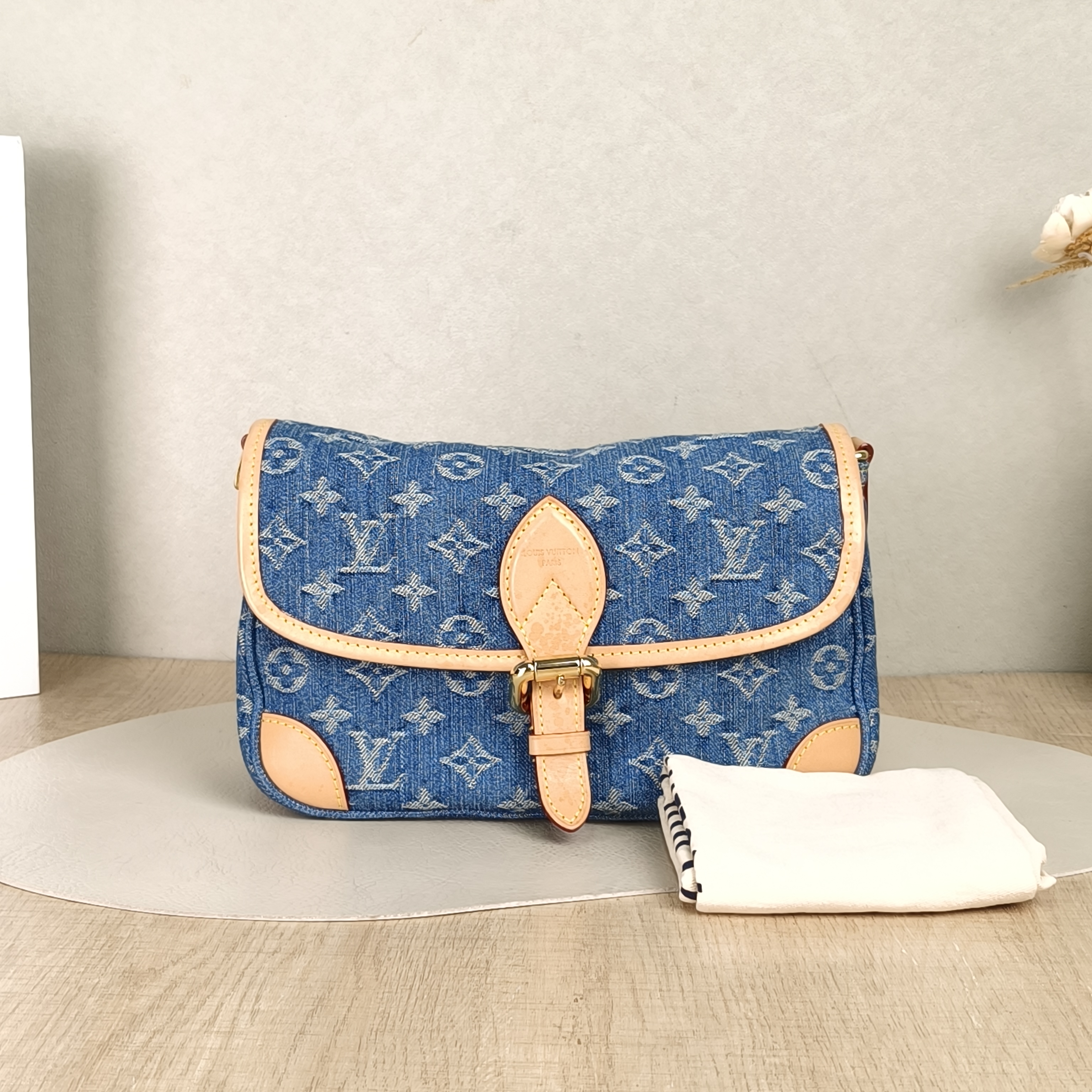 Louis Vuitton Crossbody Bag Diane Baguette Bag Blue Small24 × 9 × 15 cm — cover view 2 of 6