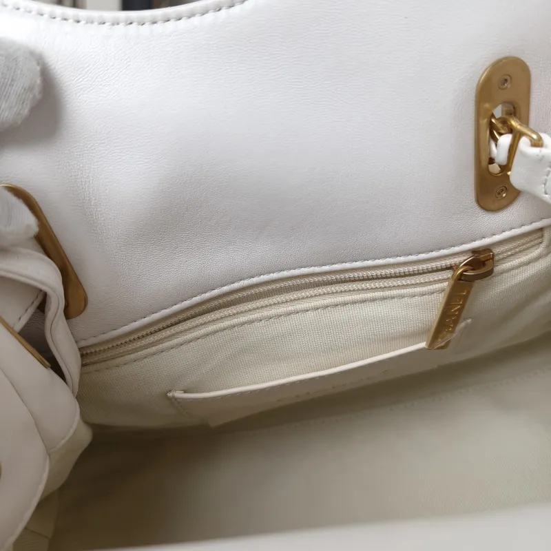 Chanel Top Handle Bag25p hobo White Calfskin24 × 10 × 14 cm — detail view 3 of 14