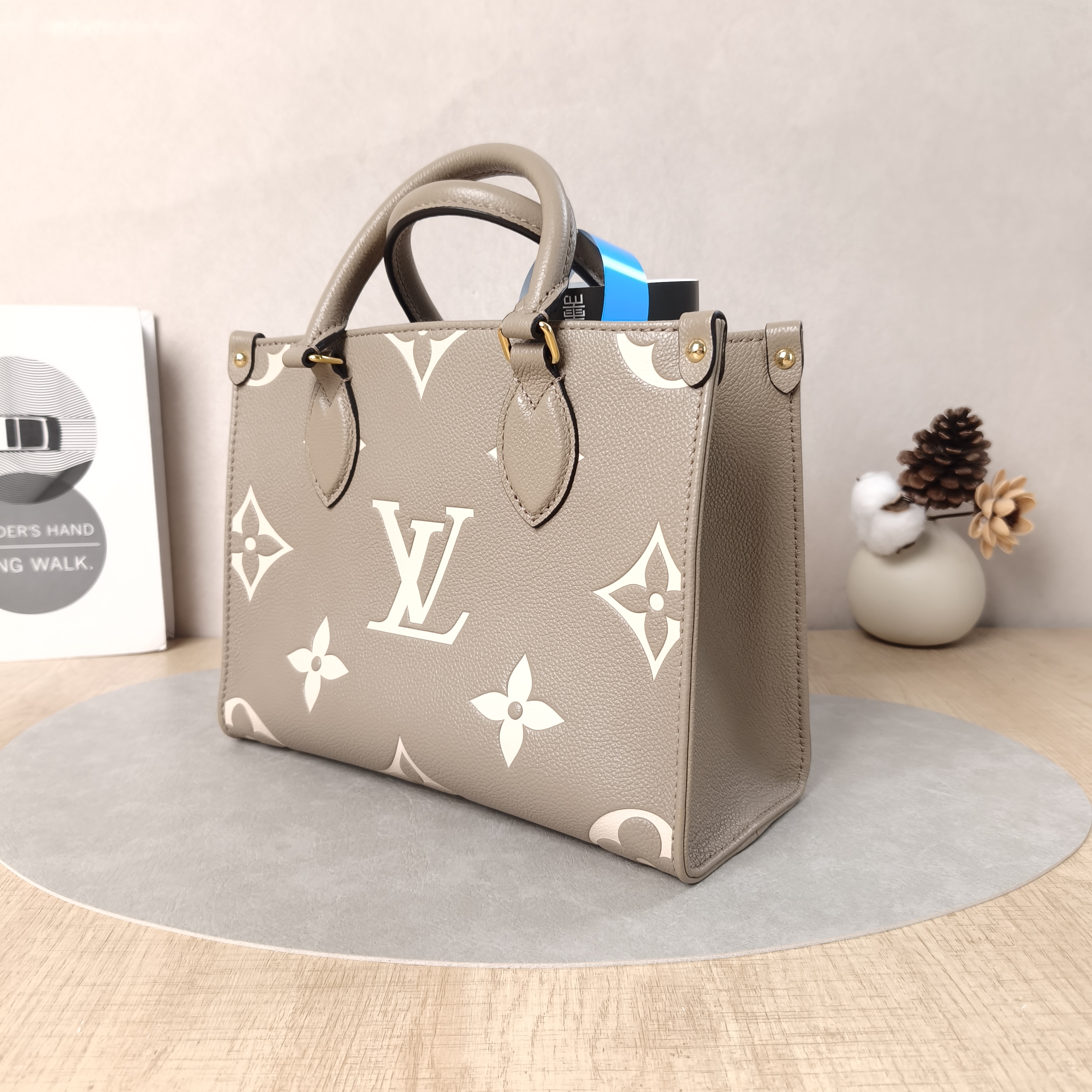Louis Vuitton Shoulder Bag Onthego · White Empreinte Embossed Calfskin Monogram Small25 × 11.5 × 19 cm — cover view 2 of 6