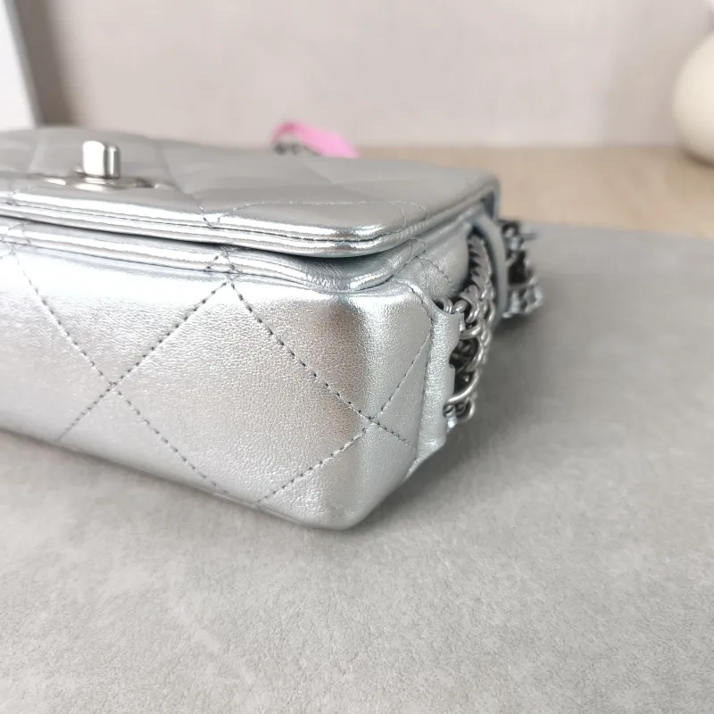 Chanel Shoulder Bag22p Silver Lambskin One Size17.5 × 6 × 12 cm — detail view 3 of 13
