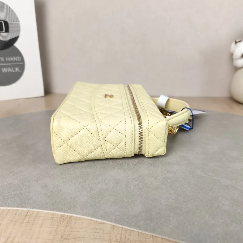 Chanel Crossbody Bag lp Yellow Grained Calfskin One Size 19.5 × 5 × 17 cm — detail view 4 of 11