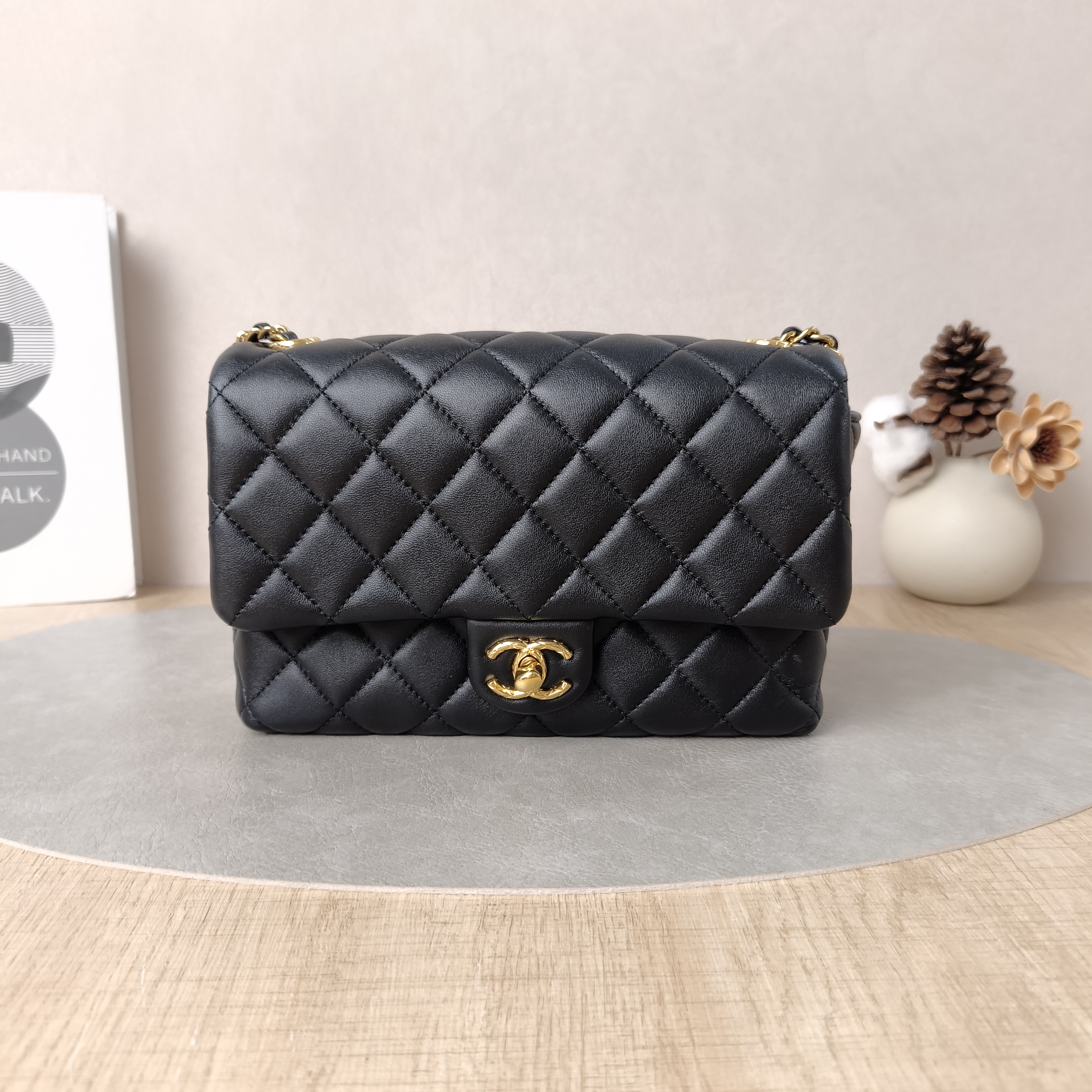 Chanel Crossbody Bag24b Crossbody Bag Black Lambskin One Size20 × 5 × 14 cm