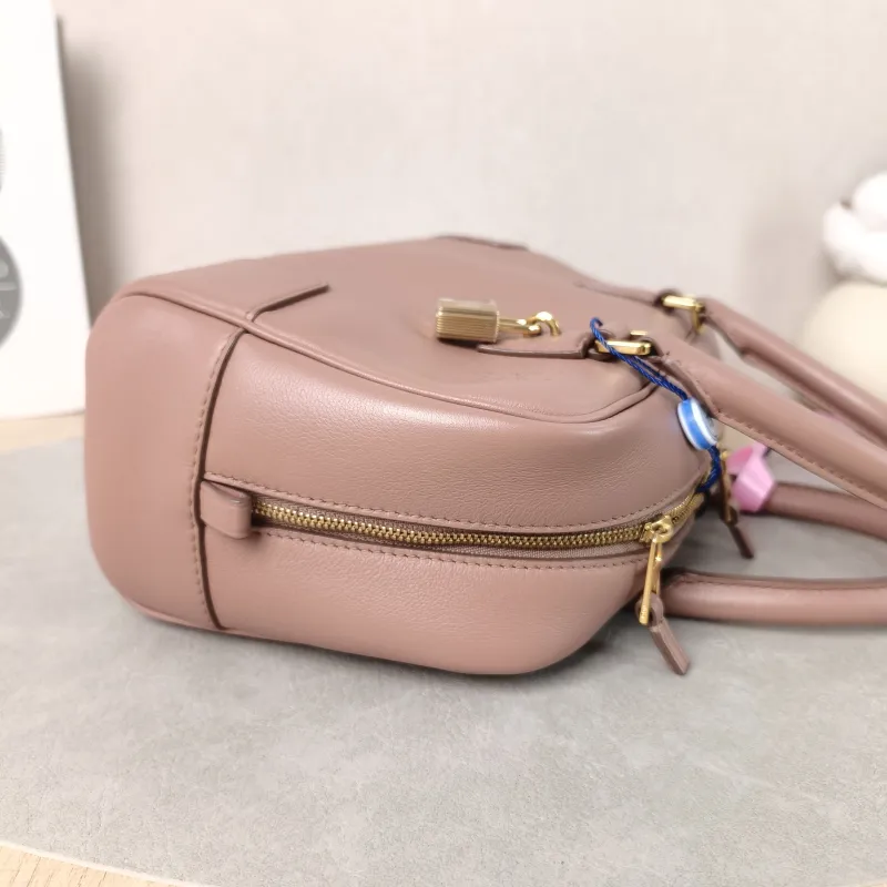 LOEWE Crossbody Bag amazona 19 Calfskin One Size 24 × 19 × 15 cm — detail view 6 of 13