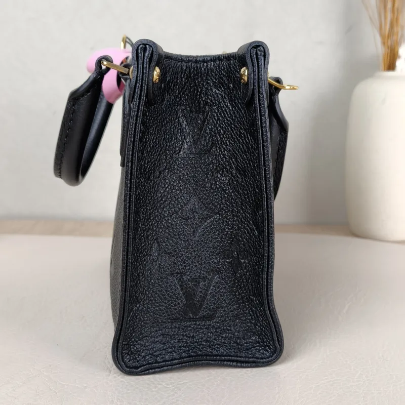 Louis Vuitton Crossbody Bag Onthego BB Black Empreinte Embossed Calfskin BB 18 × 8.5 × 15 cm — detail view 2 of 9