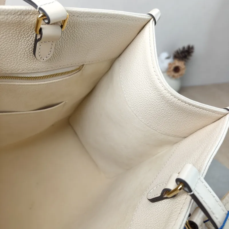 Louis Vuitton Shoulder Bag Onthego Medium White Monogram Empreinte Embossed Calfskin Medium 35 × 14 × 27 cm — detail view 4 of 12