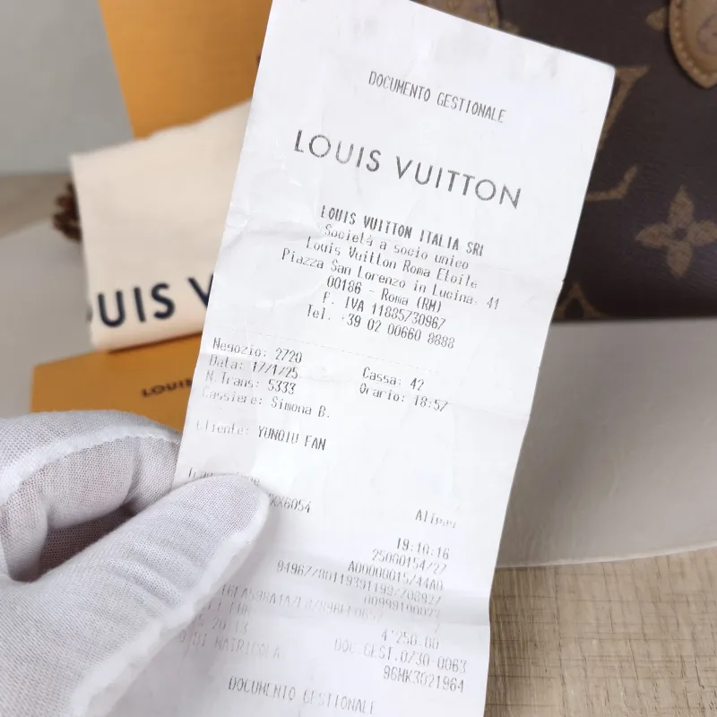 Louis Vuitton Crossbody Bag Onthego BB Monogram PVCBB18 × 8.5 × 15 cm — detail view 2 of 10