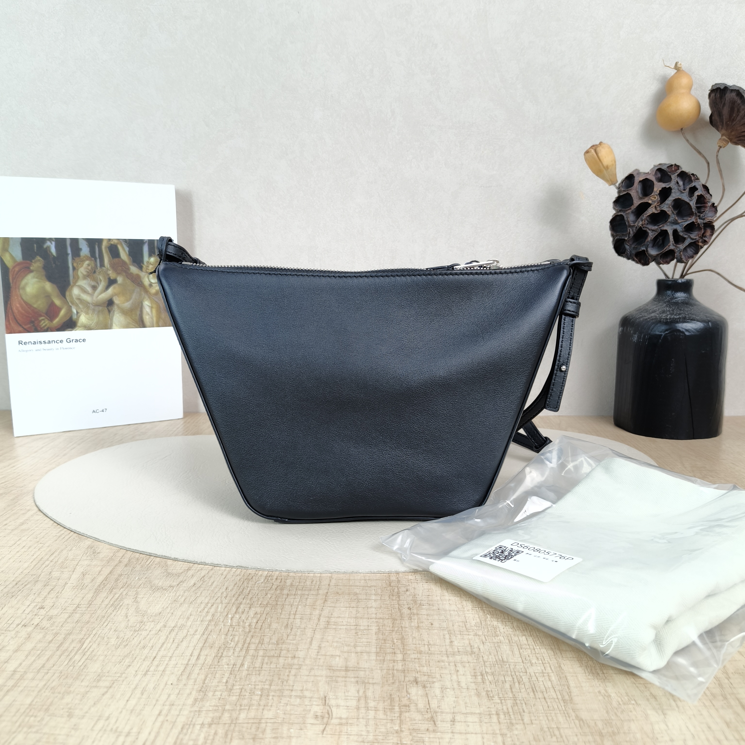 LOEWE Shoulder Bag Hammock Hobo Hobo Black Calfskinmini28 × 9.5 × 17 cm — cover view 6 of 6