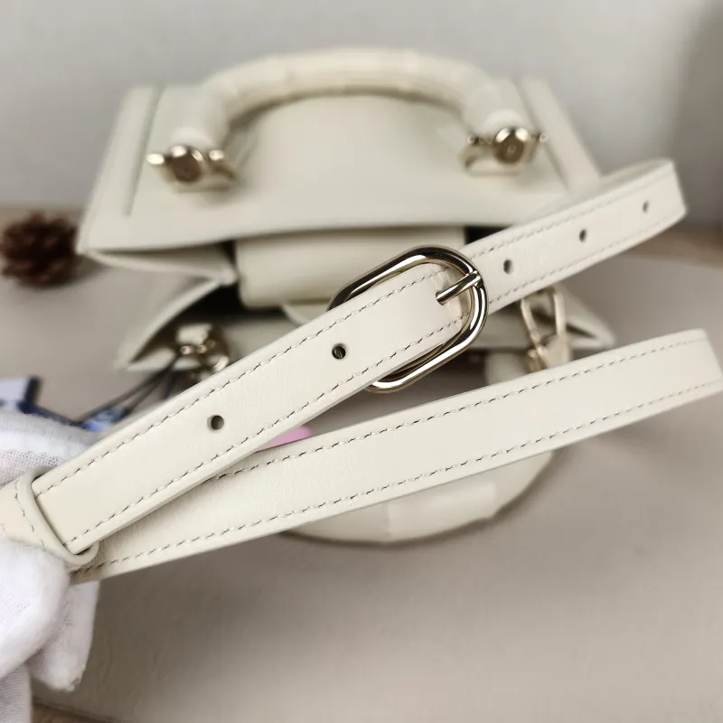 GUCCI Top Handle Bag Diana Top Handle Bag White Calfskin Small 20 × 10 × 16 cm — detail view 1 of 10