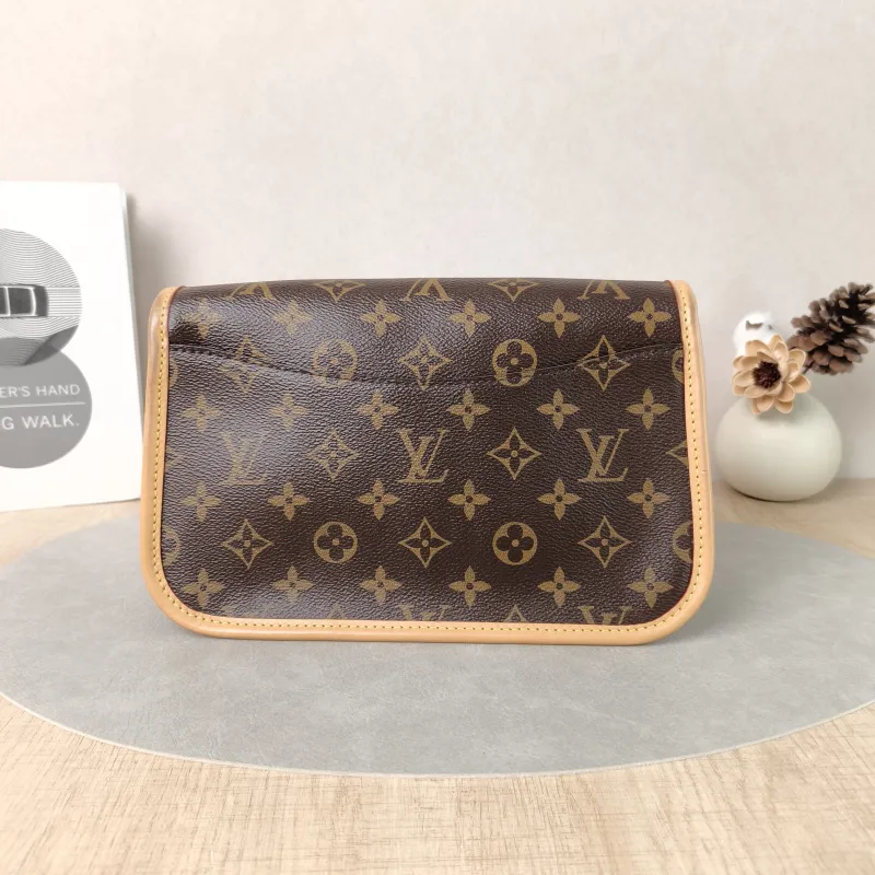 Louis Vuitton Crossbody Bag Diane Baguette Bag Shoulder Strap PVC Small24 × 9 × 15 cm — cover view 3 of 6