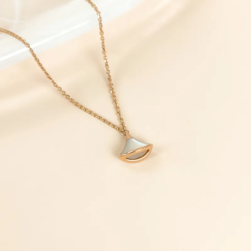 Bvlgari Bracelet DIVAS’ DREAM Collection White Mother-of-Pearl Bracelet Rose Gold Pearl 18KR ose Gold One Size17-19 — cover view 4 of 7