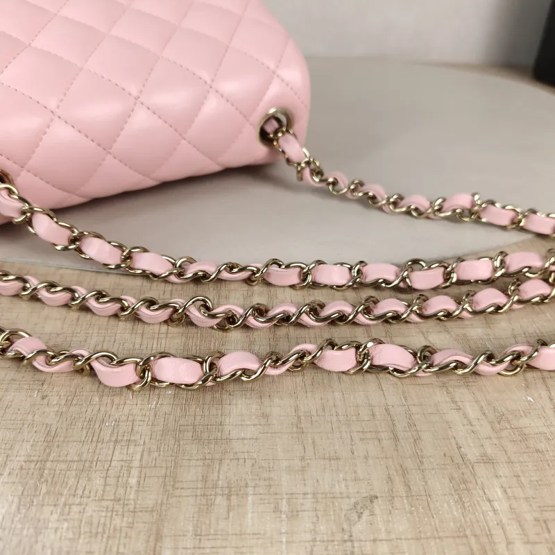 Chanel Crossbody Bag Edition Pink Lambskin 16.5 × 8 × 12.5 cm — detail view 2 of 12