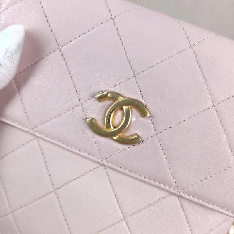 Chanel Crossbody Bag Pearl Crossbody Bag Pink Calfskin One Size 19 × 8 × 19 cm 31 — detail view 6 of 12