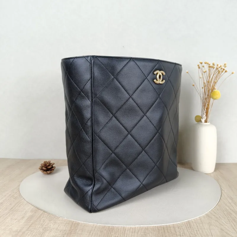 Chanel Shoulder Bag tote Black Lambskin One Size29 × 11 × 32 cm — cover view 3 of 5