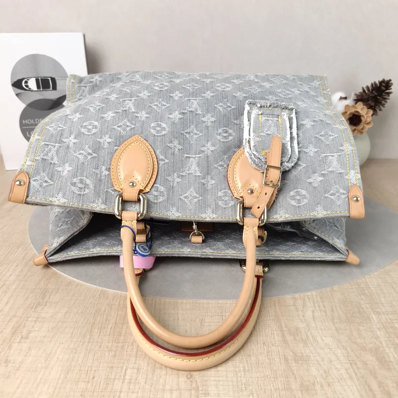 Louis Vuitton Shoulder Bag Onthego Medium Grey Medium 35 × 14 × 27 cm — detail view 3 of 13