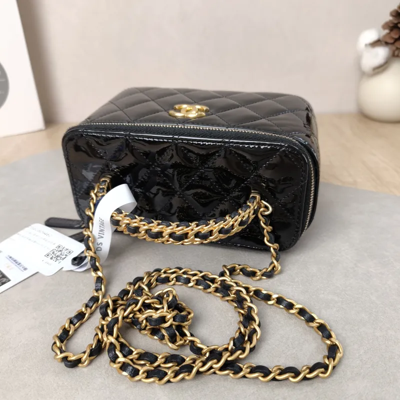 Chanel Crossbody Bag Edition Black Patent Leathermini16 × 8 × 9.5 cm — detail view 8 of 13