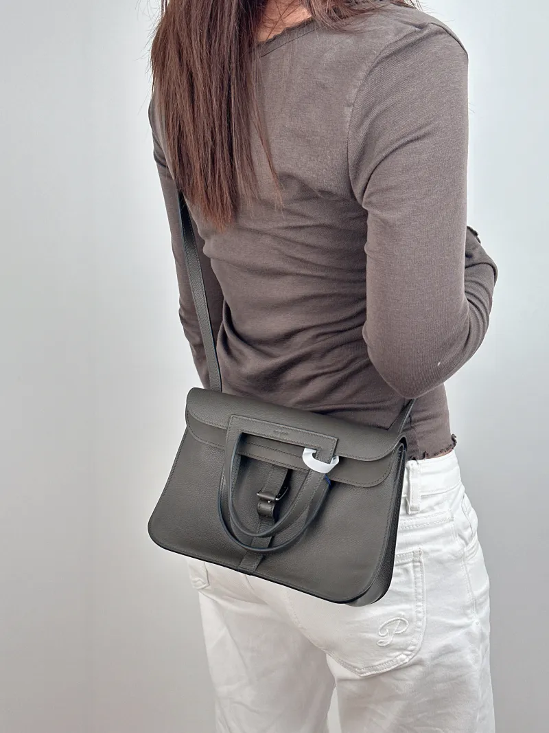 Hermès Shoulder Bag Halzan 25 C6 Green Evercolor Calfskin Small 25 × 8 × 17 cm Y — on-model view 1 of 2