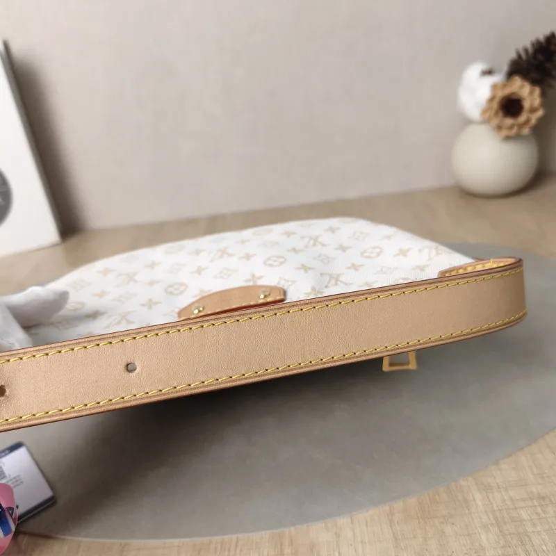 Louis Vuitton Shoulder Bag Pochette Hills White Canvas One Size18.5 × 6.5 × 11 cm — detail view 12 of 12