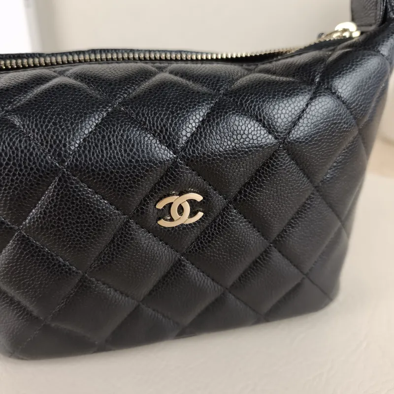 Chanel Crossbody Bag Crossbody Bag Black Grained Calfskin 21.5 × 7.5 × 19 cm — detail view 7 of 11