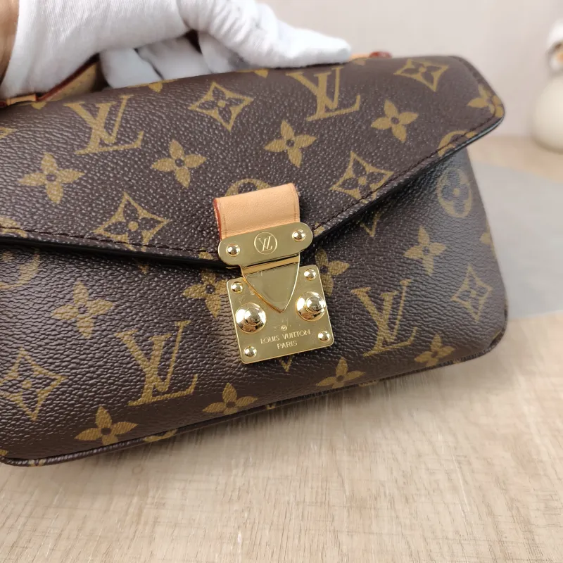 Louis Vuitton Crossbody Bag Pochette Métis East West Monogram PVC Small 21.5 × 6 × 13.5 cm — detail view 7 of 13