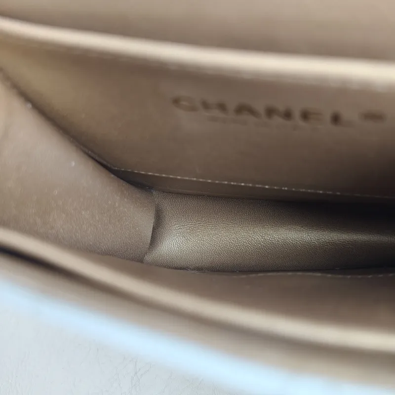 Chanel Crossbody Bagcf Collection Pearl Edition Crossbody Bag White Lambskin One Size15.5 × 4 × 15.5 cm — detail view 9 of 10