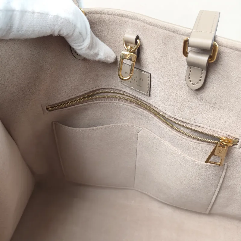 Louis Vuitton Shoulder Bag Onthego Medium · White Empreinte Embossed Calfskin Medium35 × 14 × 27 cm — detail view 6 of 11