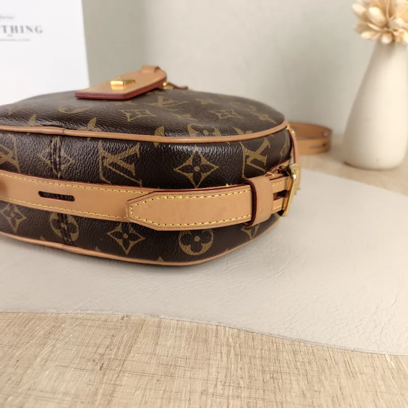 Louis Vuitton Crossbody Bag BOITE CHAPEAU SOUPLE Monogram PVC Large20 × 8 × 22.5 cm — detail view 10 of 10