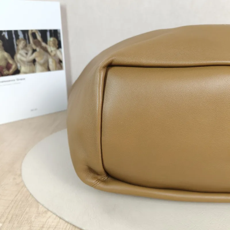 LOEWE Crossbody Bag Squeeze Lambskin Medium 34 × 13.5 × 33 cm — detail view 8 of 11