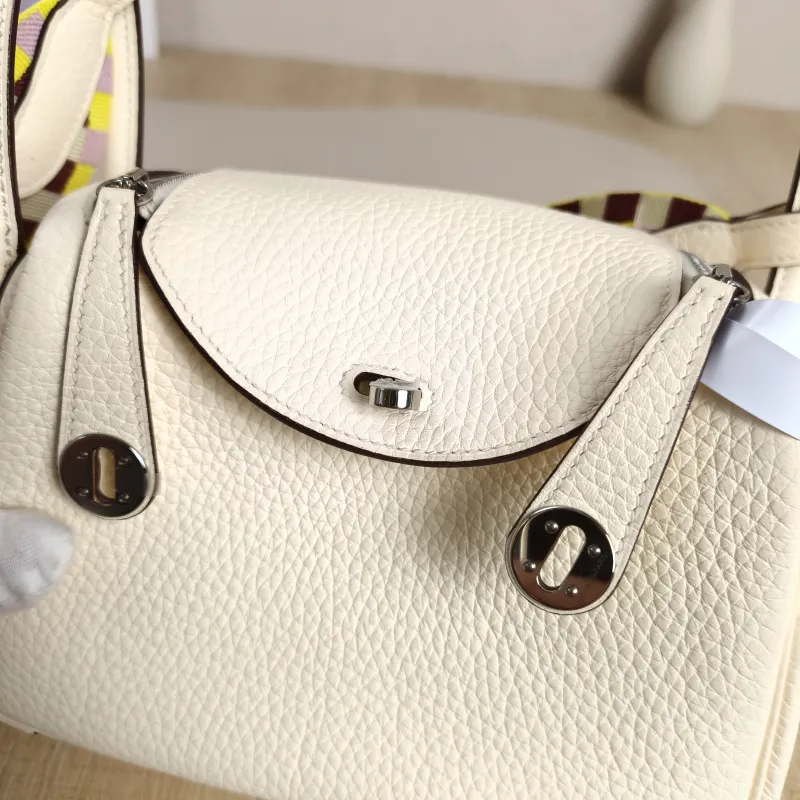 Hermès Crossbody Bag Shoulder Strap Lindy Mini 19 TC Calfskinmini19 × 9.5 × 13 cm — detail view 2 of 9