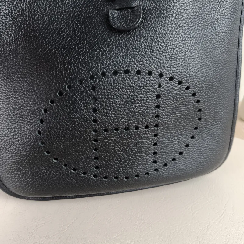 Hermès Crossbody Bag Evelyne 29 29 Black Taurillon Clemence TC Calfskin Small 29 × 8 × 30 cm B — detail view 5 of 10