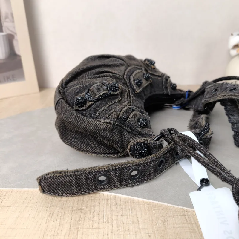 BALENCIAGA Crossbody Bag Black XS 26 × 7 × 16 cm — detail view 3 of 11