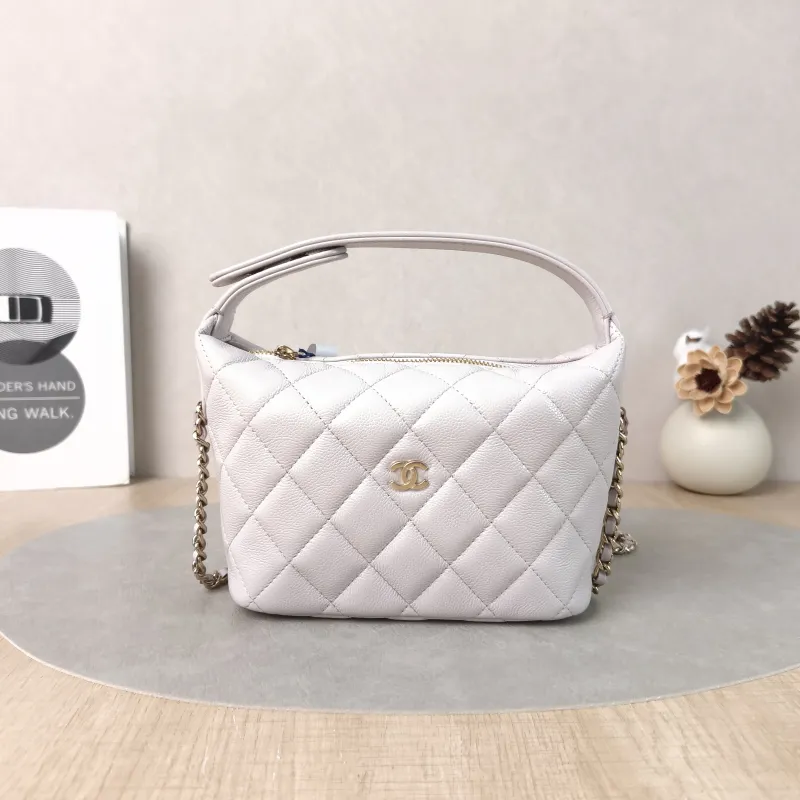 Chanel Crossbody Bag Crossbody Bag Pink Calfskin21.5 × 7.5 × 19 cm
