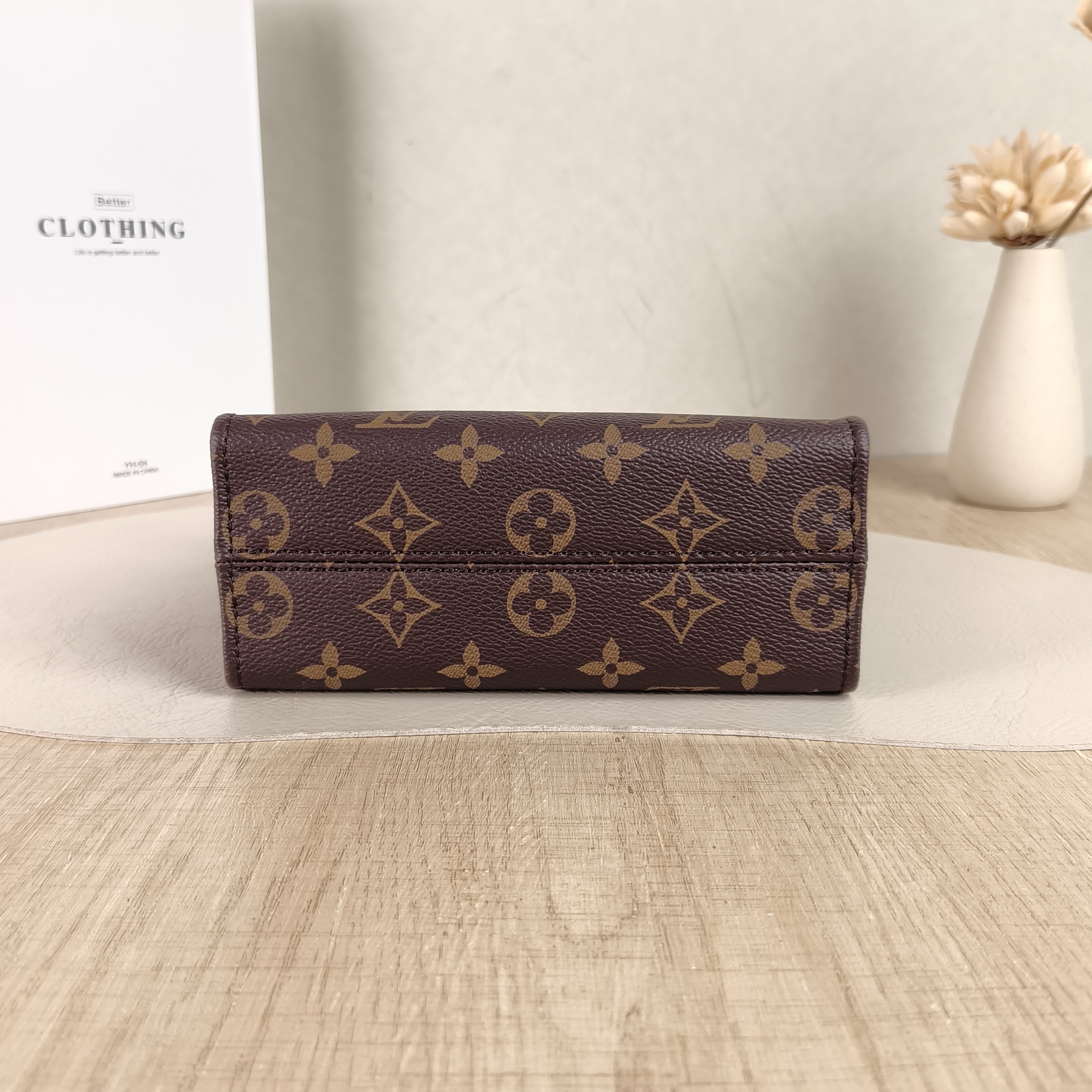 Louis Vuitton Crossbody Bag Onthego BB Monogram · PVCBB18 × 8.5 × 15 cm — cover view 4 of 5