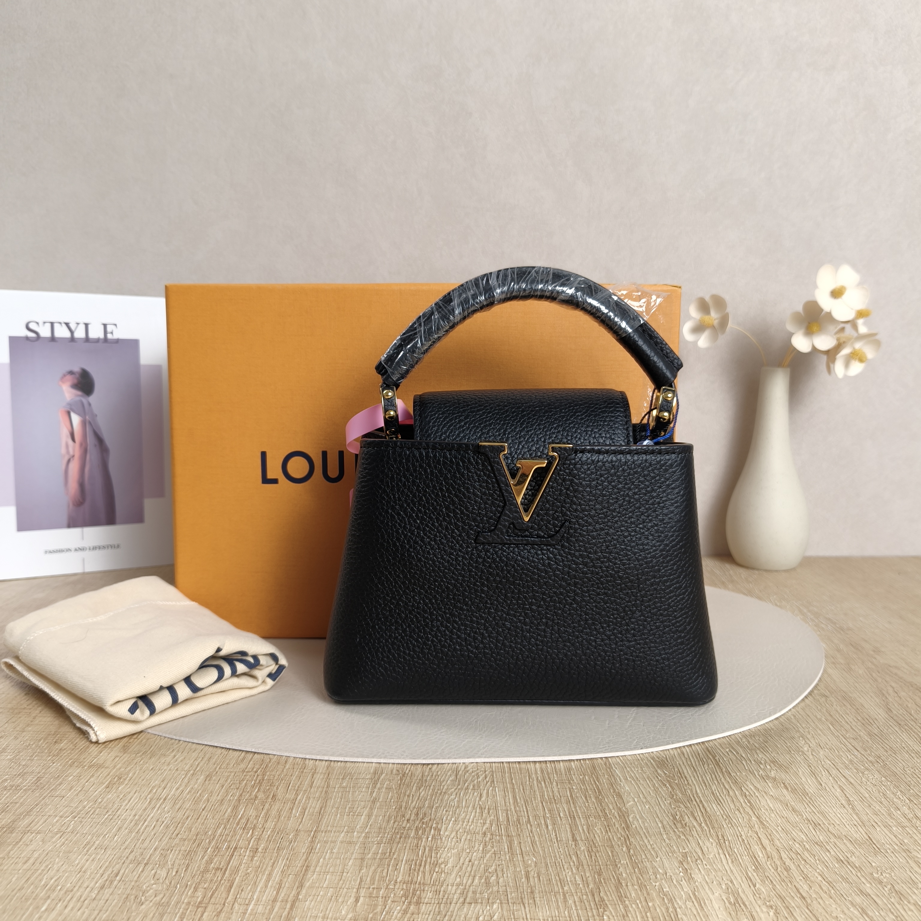 Louis Vuitton Crossbody Bag Capucines Black Calfskinmini21 × 8 × 13.5 cm — cover view 10 of 11