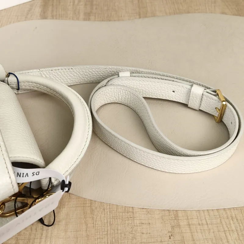 Louis Vuitton Crossbody Bag Capucines White Calfskinmini21 × 8 × 14 cm — detail view 5 of 11