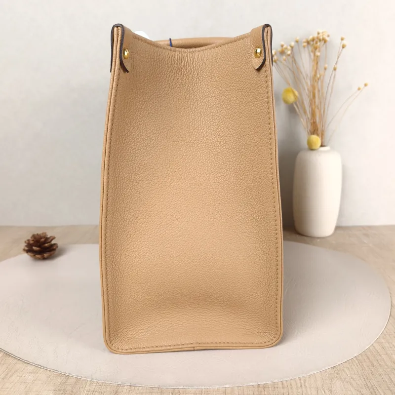 Louis Vuitton Shoulder Bag Onthego Medium Caramel · White Calfskin Medium 35 × 14 × 27 cm — detail view 6 of 10