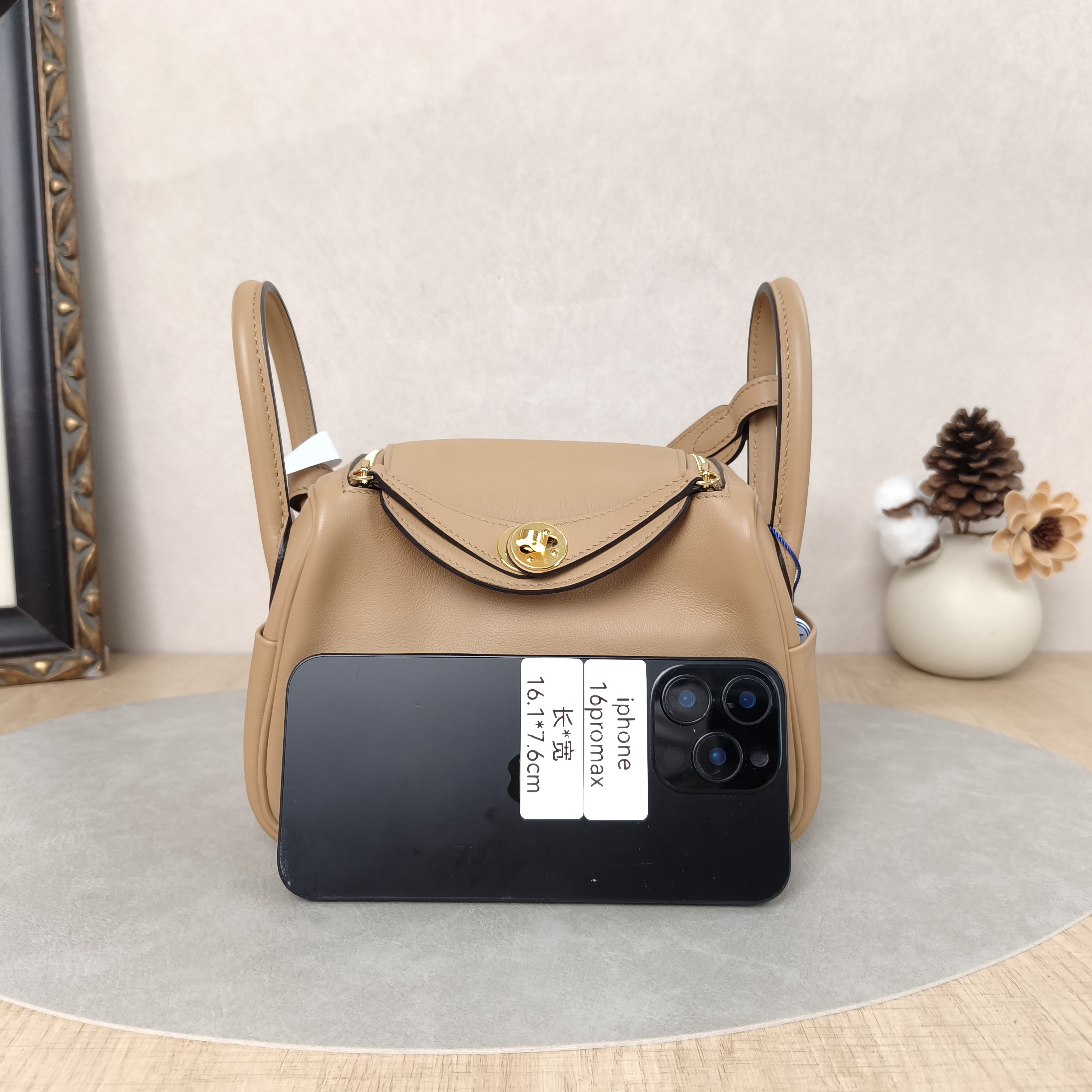 Hermès Crossbody Bag Lindy Mini 19 0M X9 Swift Calfskinmini19 × 9.5 × 13 cm — cover view 4 of 6