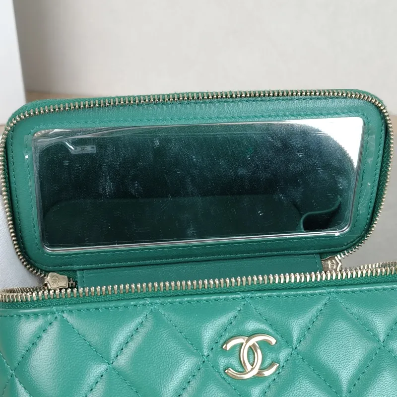 Chanel Crossbody Bag Edition Green Lambskinmini16 × 8 × 9.5 cm — detail view 8 of 15