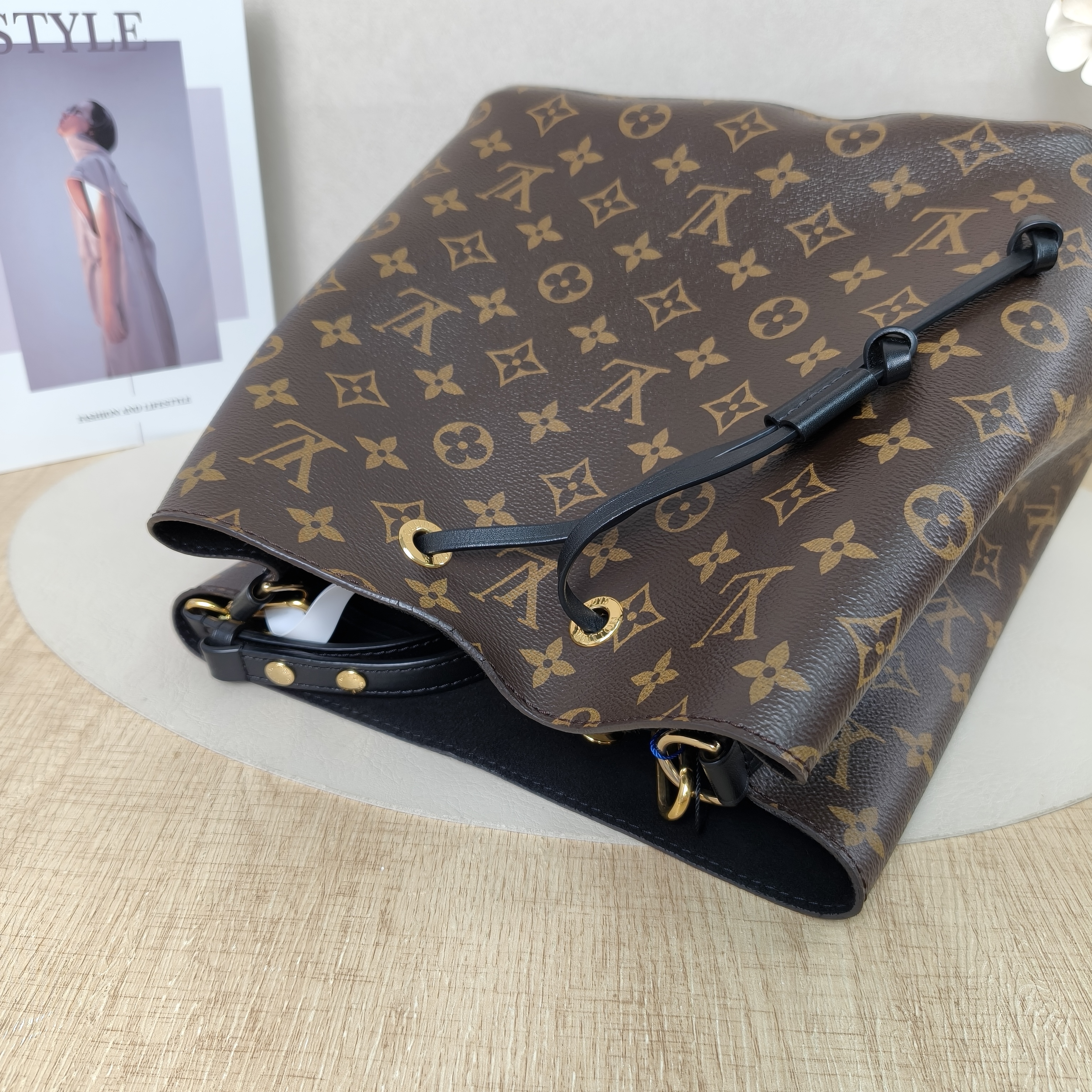 Louis Vuitton NÉONOÉBucket Bag Medium Monogram Microchip Edition · Shoulder Strap · 26 × 17.5 × 26 cm — cover view 5 of 10