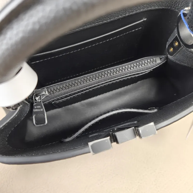 Louis Vuitton Crossbody Bag Capucines East West Black Calfskinmini22 × 8 × 12 cm — detail view 2 of 14