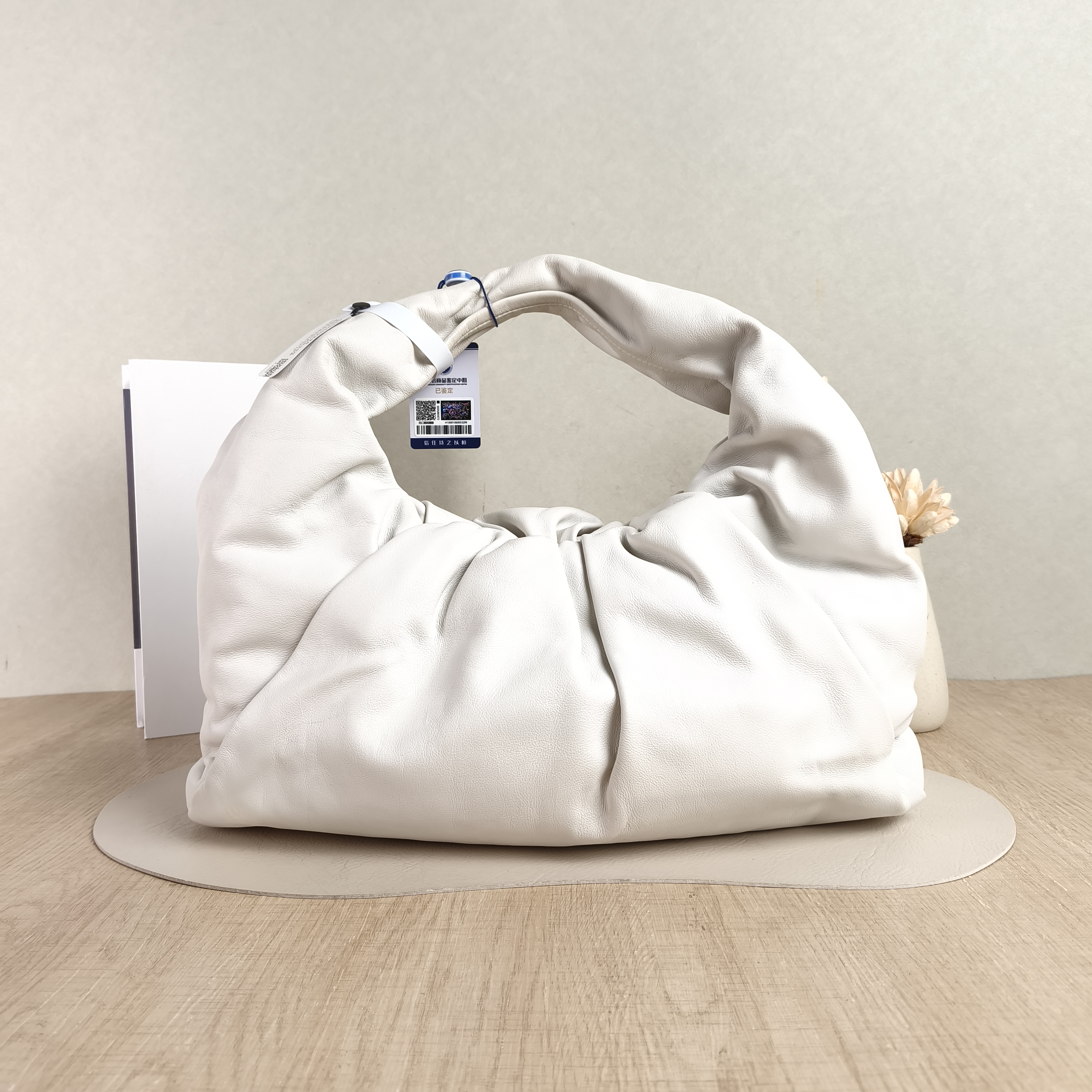 Bottega Veneta Shoulder Bag The Shoulder Pouch Shoulder Bag White Calfskin Small40 × 22 × 32 cm