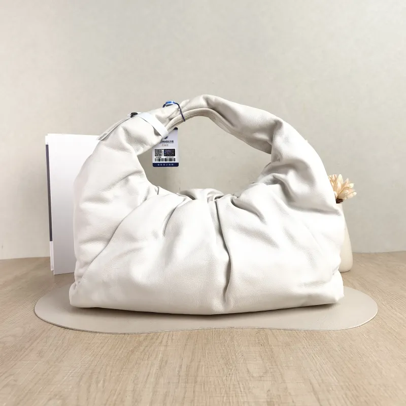 Bottega Veneta Shoulder Bag The Shoulder Pouch Shoulder Bag White Calfskin Small40 × 22 × 32 cm