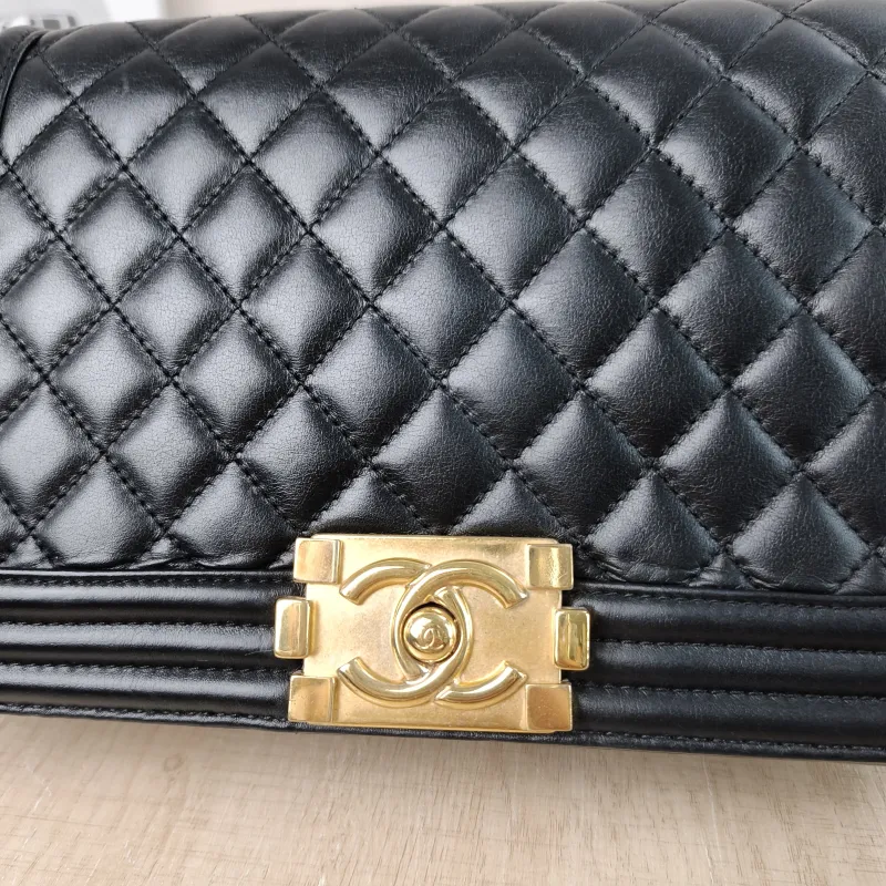 Chanel Crossbody Bag Le Boy​ Black Medium 25 × 9 × 15 cm — detail view 3 of 15