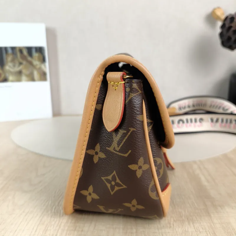 Louis Vuitton Crossbody Bag Diane Baguette Bag Shoulder Strap PVC Small24 × 9 × 15 cm — detail view 7 of 12