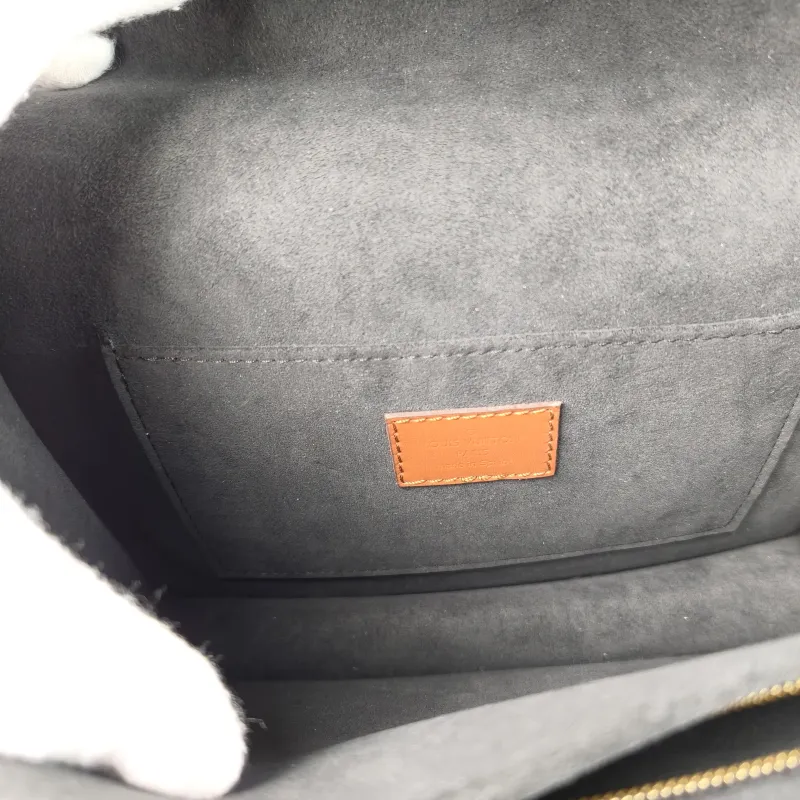 Louis Vuitton Crossbody Bag Dauphine Monogram PVC Medium 25 × 10.5 × 17 cm — detail view 2 of 15