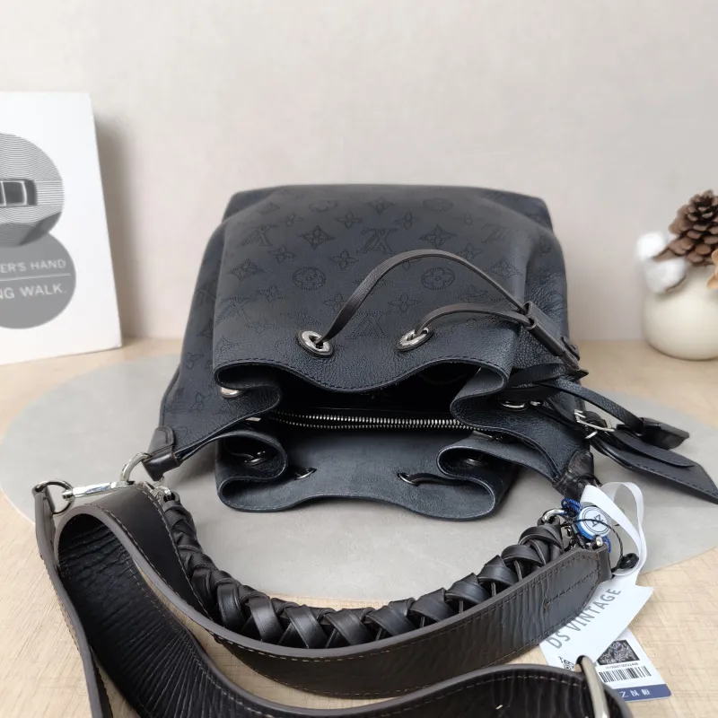 Louis Vuitton Shoulder Bag Muria Black Calfskin One Size26 × 14 × 26 cm — detail view 12 of 16