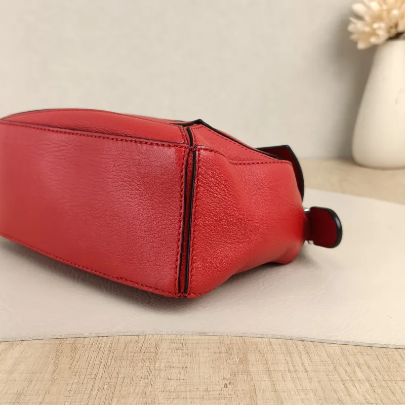 LOEWE Crossbody Bag Puzzle Red Calfskinmini18 × 8 × 12.5 cm — detail view 10 of 12