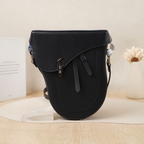 DIOR Boxy Small Calfskin · 18.5 × 4.5 × 22 cm