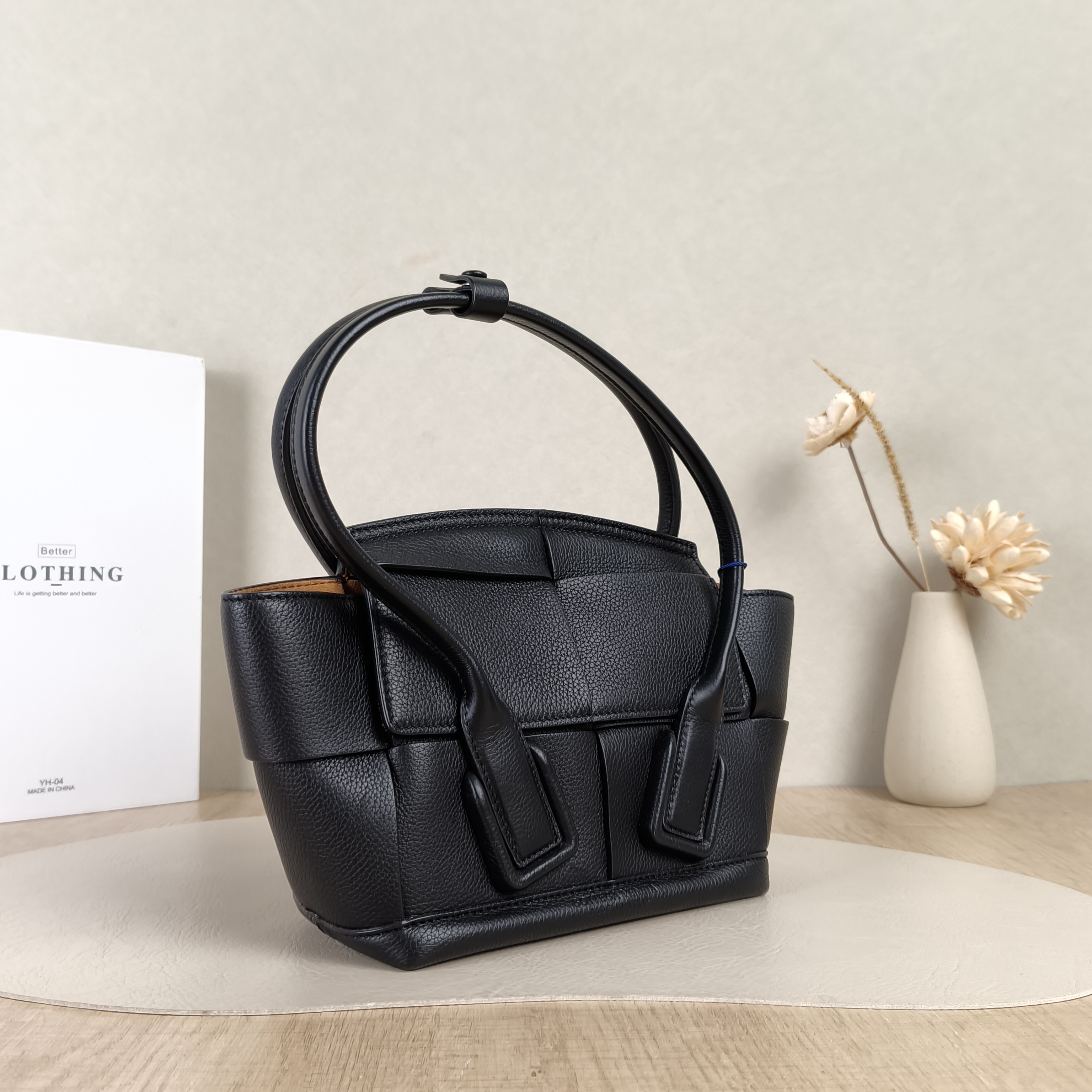 Bottega Veneta Shoulder Bag ARCO 29 Black Calfskinmini29 × 9 × 29 cm — cover view 4 of 5